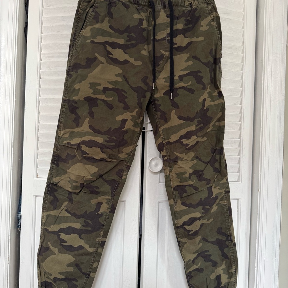 American Eagle Outfitters Green Camouflage Cargo Pants